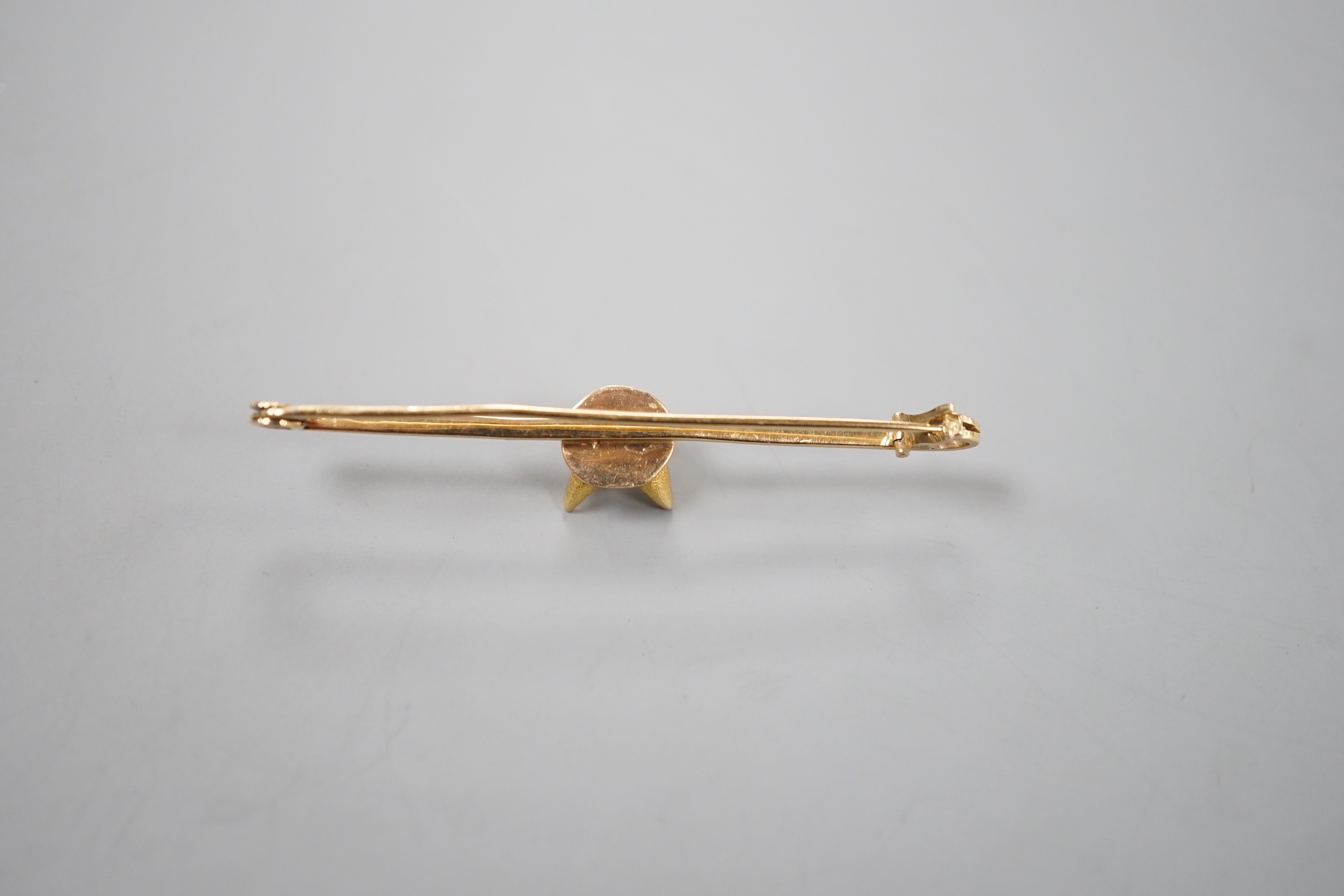 A yellow metal fox head bar brooch, 57mm, 4.9 grams.